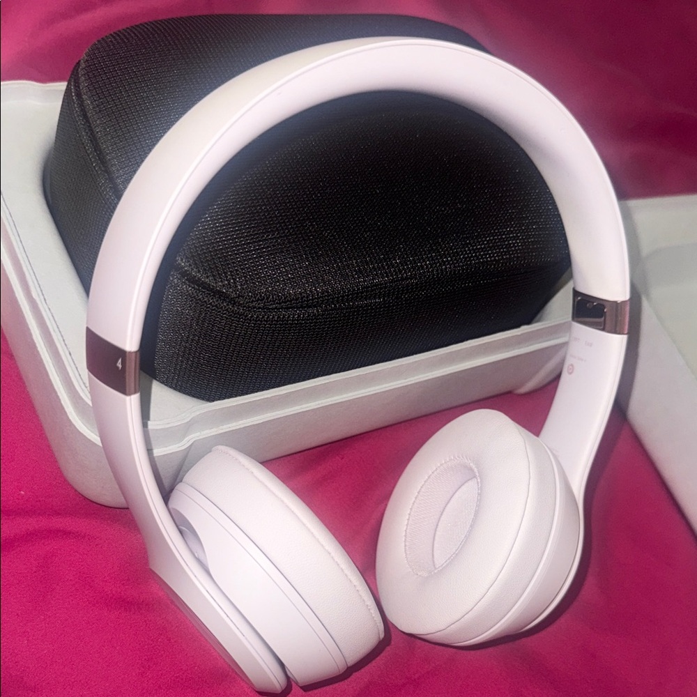 Beats by Dre White Over-Ear Wireless Headphones - Picture 4 of 4